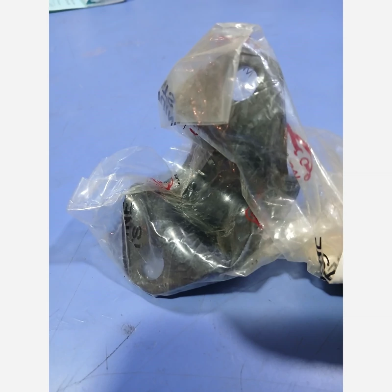 نگهدارنده  لاستیک چاکدارمیل  موج گیر جلو کی ام سی K7 (پس کرایه)