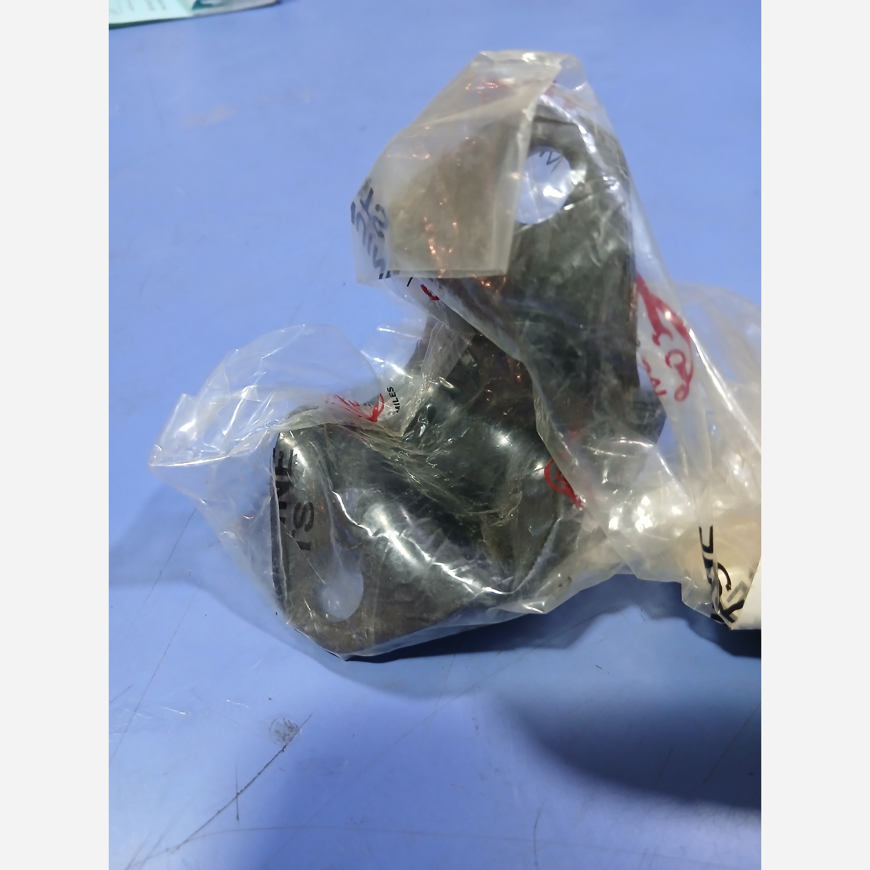نگهدارنده  لاستیک چاکدارمیل  موج گیر جلو کی ام سی K7 (پس کرایه)