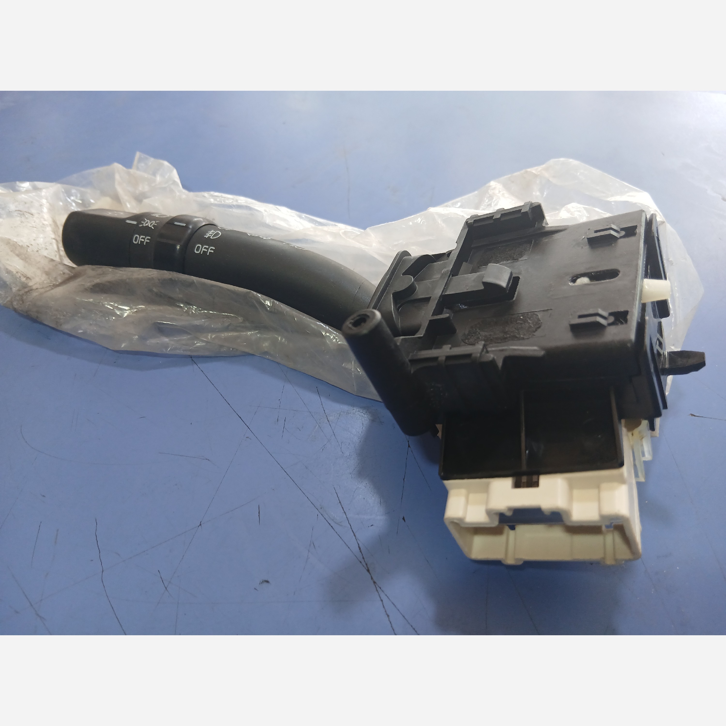 دسته راهنما وکلید چراغ مه شکن جیلی GC6 (پس کرایه)